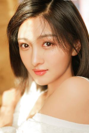 年轻的女孩在办公室推荐香水